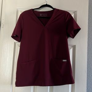 Figs Casma three pocket scrub top, size small in burgundy